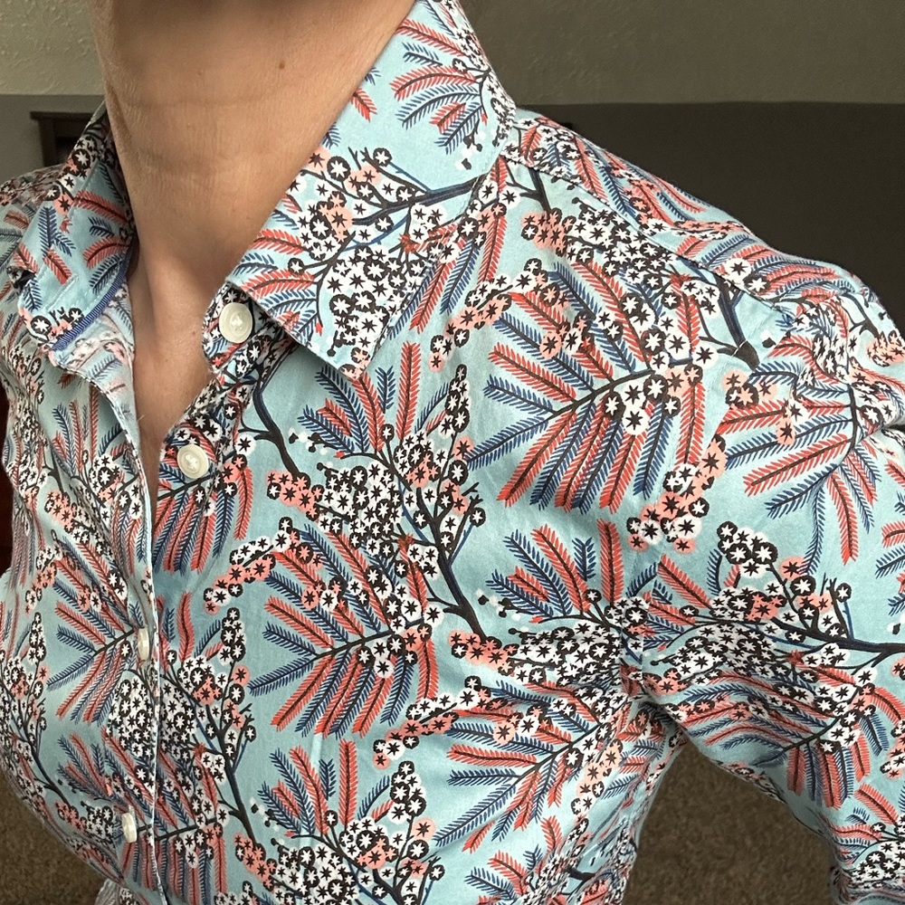 Brooks brothers satin shirt in size 0 Petite. Like new condition.